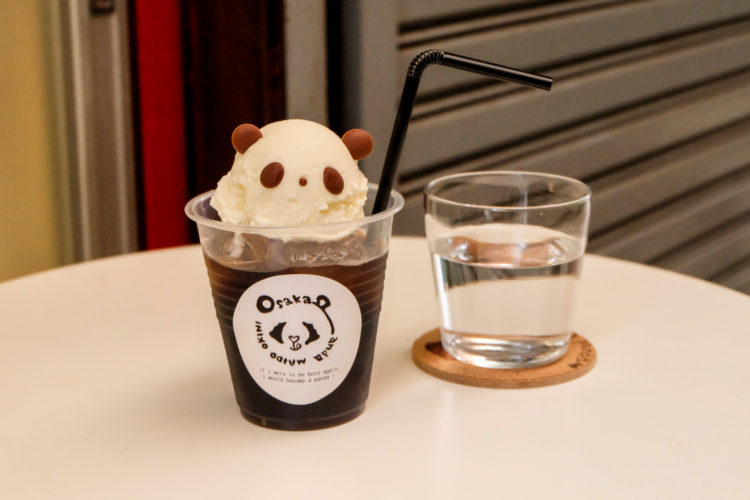 放有熊貓造型霜淇淋的浮冰飲品照片