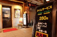 ”地元の人が愛する串カツの名店”名物「串カツ」7本とビールのセットが大人気