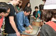 大阪で日本の伝統文化【和紙作り】が体験できる大人気のワークショップ